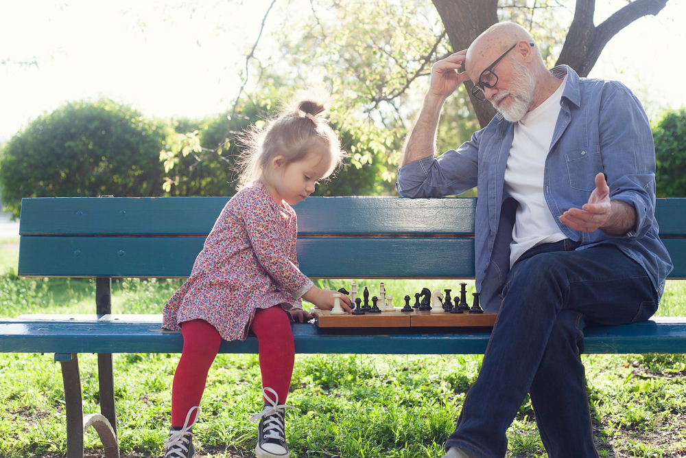 nieta-abuelo-parque-ajedrez