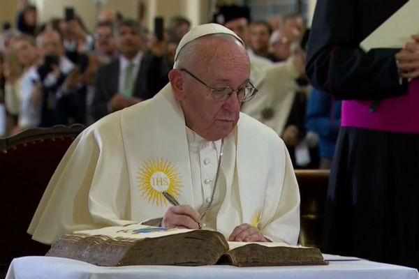 papa-firmando-libro-catedral