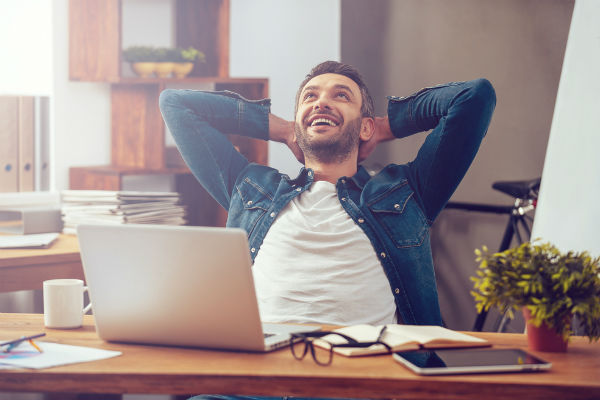 hombre-relajado-trabajo