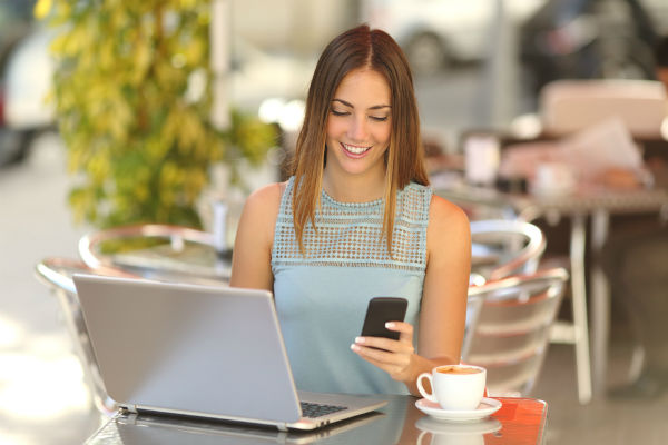 mujer-trabajando-celular