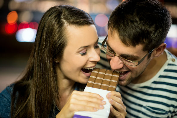 pareja-comiendo-chocolate